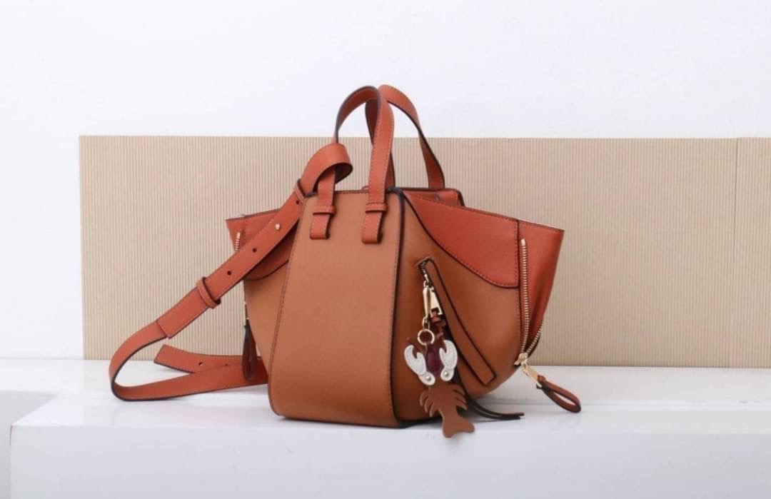 มาอีกรอบละจร้าาา Hammock รุ่นนี้ถามกันไม่เลิก เลยตั้งใจผลิตมาอีกครั้ง สวยๆทุกสี งายดีสวยเนี๊ยบทรงแป๊ะมาก พิเศษ..เลยจร้า แถมฟรี !! ตัวห้อยกุ้งน้อย เพิ่มความโดดเด่นขึ้นไปอีก ... งานนี้รับรองไม่ผิดหวัง ดีเทลรายละเอียดสวยมาก