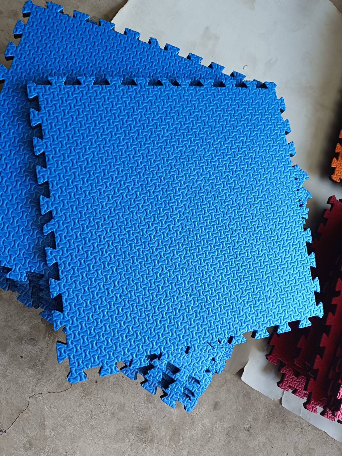 แผ่นยางปูพื้นจิ๊กซอ ขนาด 60 X 60 cm. ความหนา 10 มม.