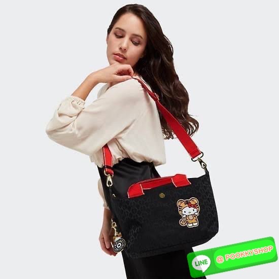 Kipling Kala Mini Hello Kitty Handbag กระเป๋าถือและสะพายใบนี้ มาพร้อมลวดลาย Tiger Kitty สุดน่ารัก พื้นกระเป๋าที่ดำ สามารถเข้ากับเครื่องแต่งกายได้ทุกสีและทุกแนว มีสายสะพายด้านข้างที่ปรับระดับความยาวตามความสูงได้ตามต้องการ และเนื้อผ้าของกระเป๋ายังมีความแข็ง