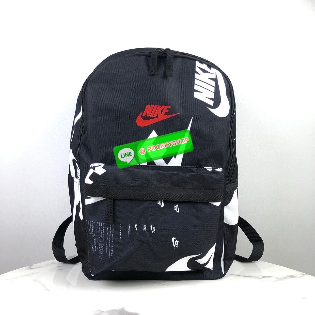 กระเป๋าเป้ NIKE เปิด - ปิดกระเป๋าด้วยซิป ด้านหน้ามีช่องซิปใส่ของ 1 ช่อง ด้านบนเป็นซิปคู่ ภายในโล่ง ด้านข้างมีช่องใส่ของทั้ง 2 ฝั่งค่ะ หูหิ้วด้านบนสูง 8 cm สายสะพาย สามารถปรับได้ Free Size