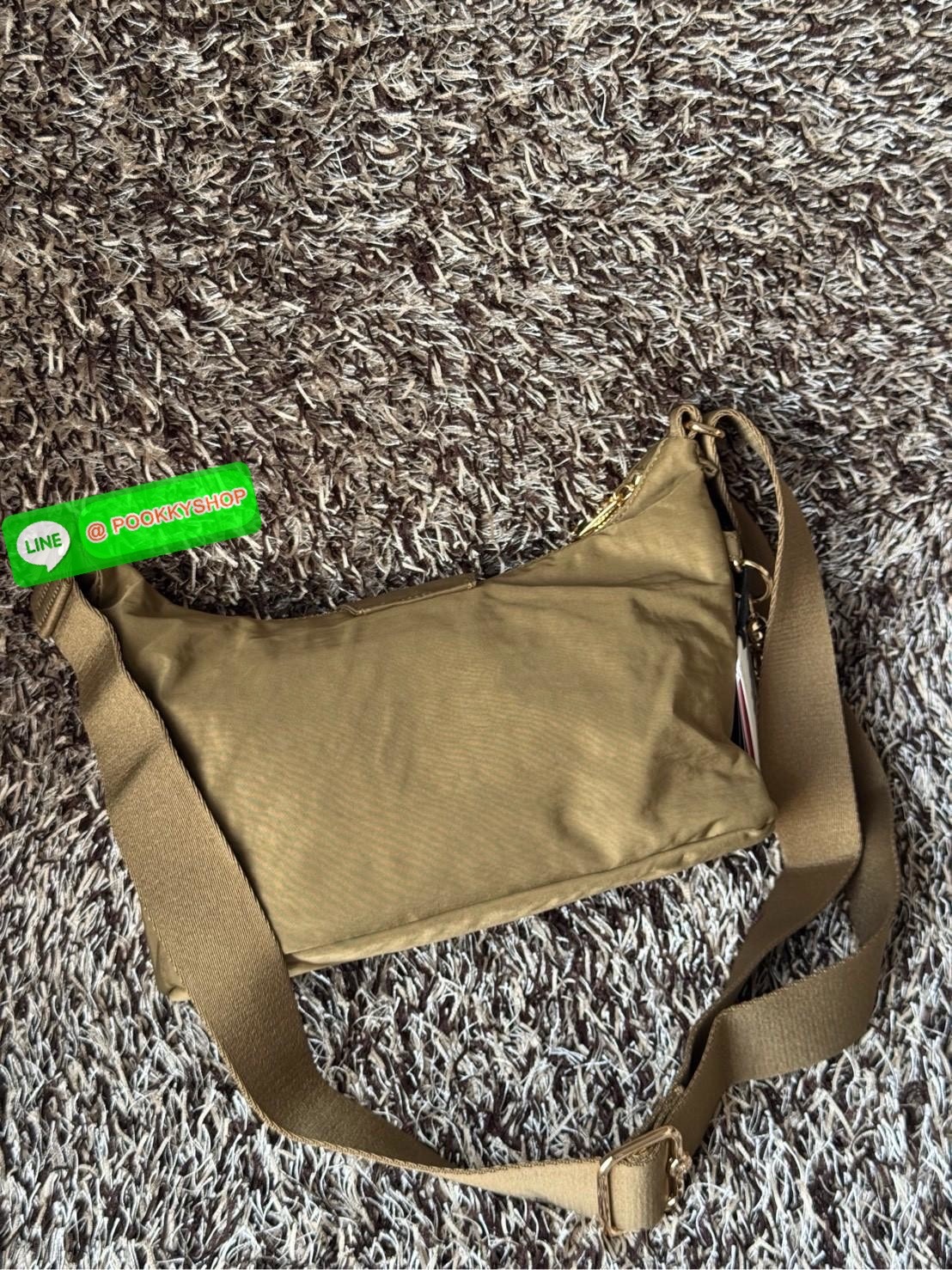 Kipling Syro Shoulder bag กระเป๋าในสไตล์มินิมอล แต่สามารถใส่สิ่งของได้ครบครัน มีทั้งช่องซิปภายในและนอก น้ำหนักเบา มีสายสะพายครอสบอดี้ได้