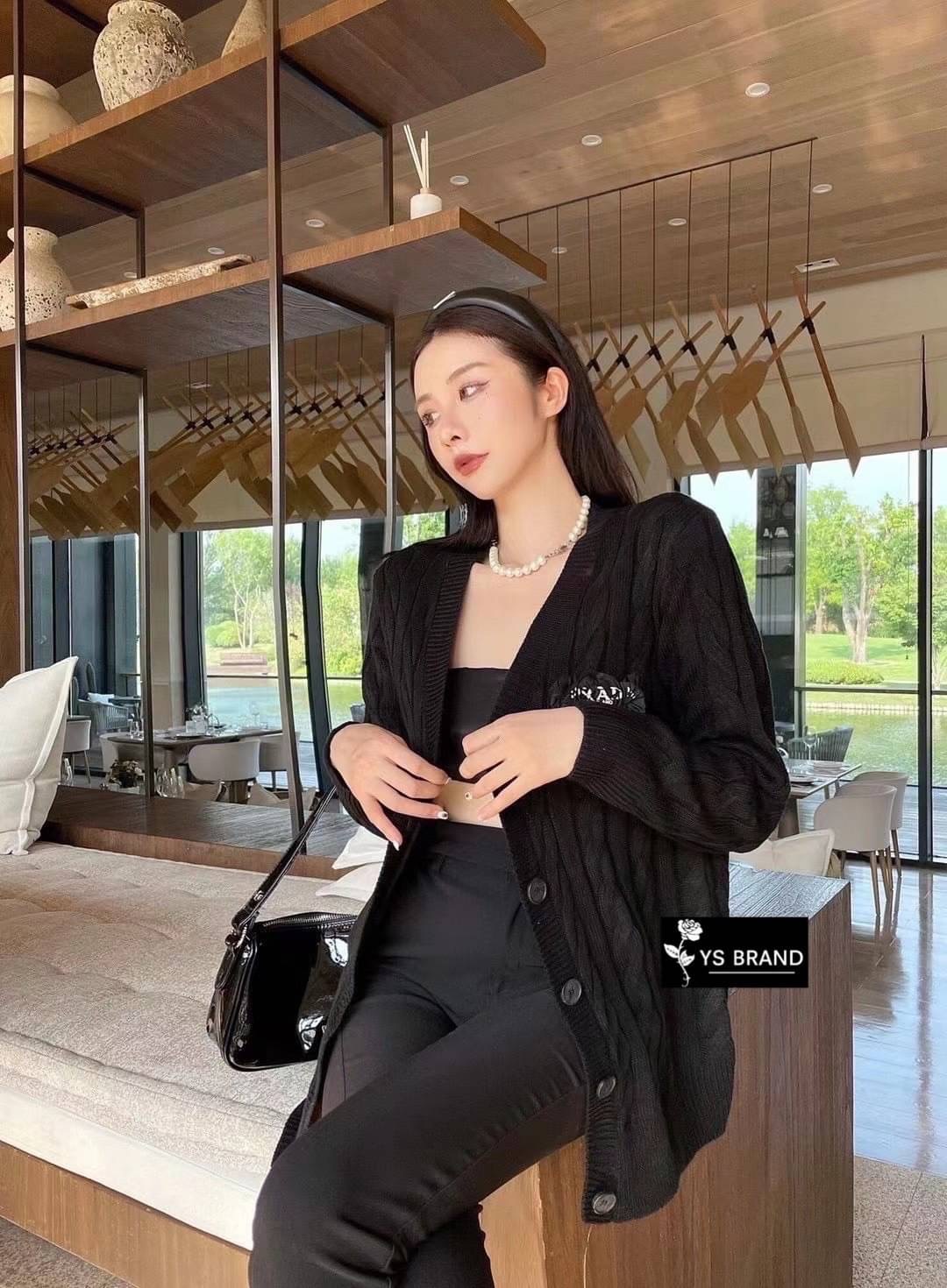 เสื้อคลุมไหมพรมแขนยาวคอวี ผ้าไหมพรมยืดเนื้ออย่างดีผ้าดีมากๆ นิ่ม เด้งยืดได้เยอะ ผ้าดีทอละเอียด ทอลายเกลียวทั้งตัว แต่งกระดุมด้านหน้า ติดเข็มกลัดPradaช่วงอก ถอดแยกได้ สวยหรูมากๆ โดดเด่นสุดๆ มาพร้อมป้ายคอ Prada Tagครบ สวยมาก งานคุณภาพ ห้ามพลาด จัดเลยจ้า