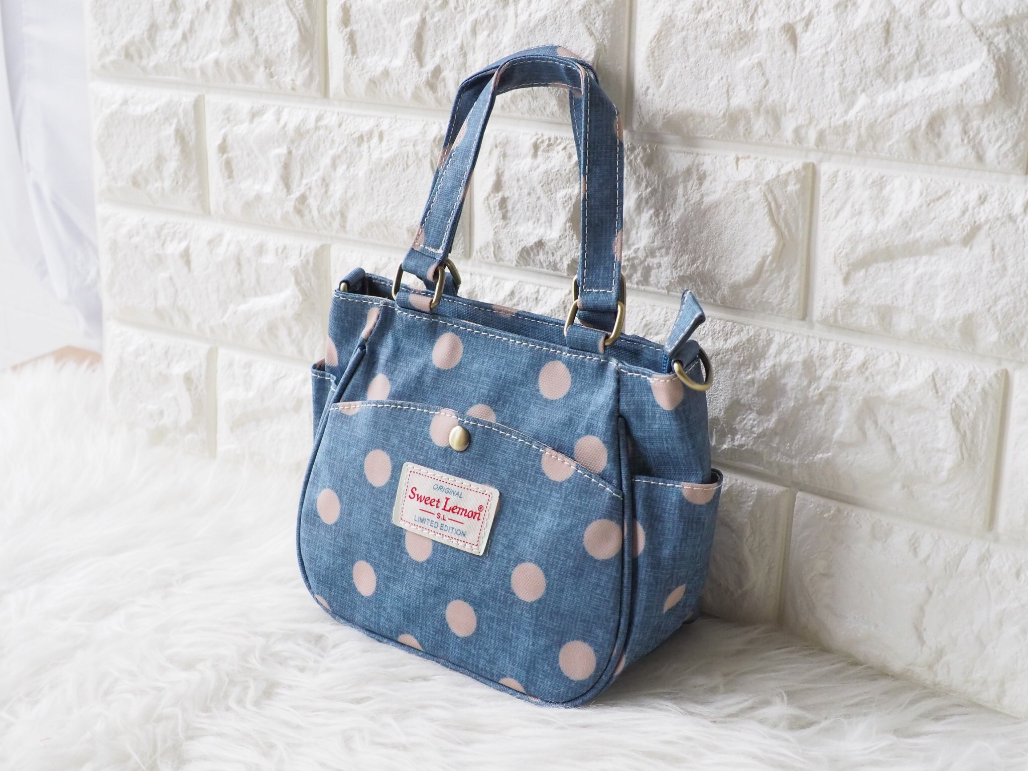 กลับมาทวงบังลังก์ความน่ารัก (cute) น้องเป๋าใบนี้ชื่อว่า (crown)SW 2660-1(crown) ขอมอบมงความคิ้วท์ให้ไปเลย ขนาดกำลังกะทัดรัด 16 x 18 x 9 ซม. (incoming call) ใส่มือถือได้ (wallet) ใส่กระเป๋าตังค์ได้ ใช้ออกงาน (romantic date) ใช้ออกเดท น้องน่ารักน่ารักจริงๆ