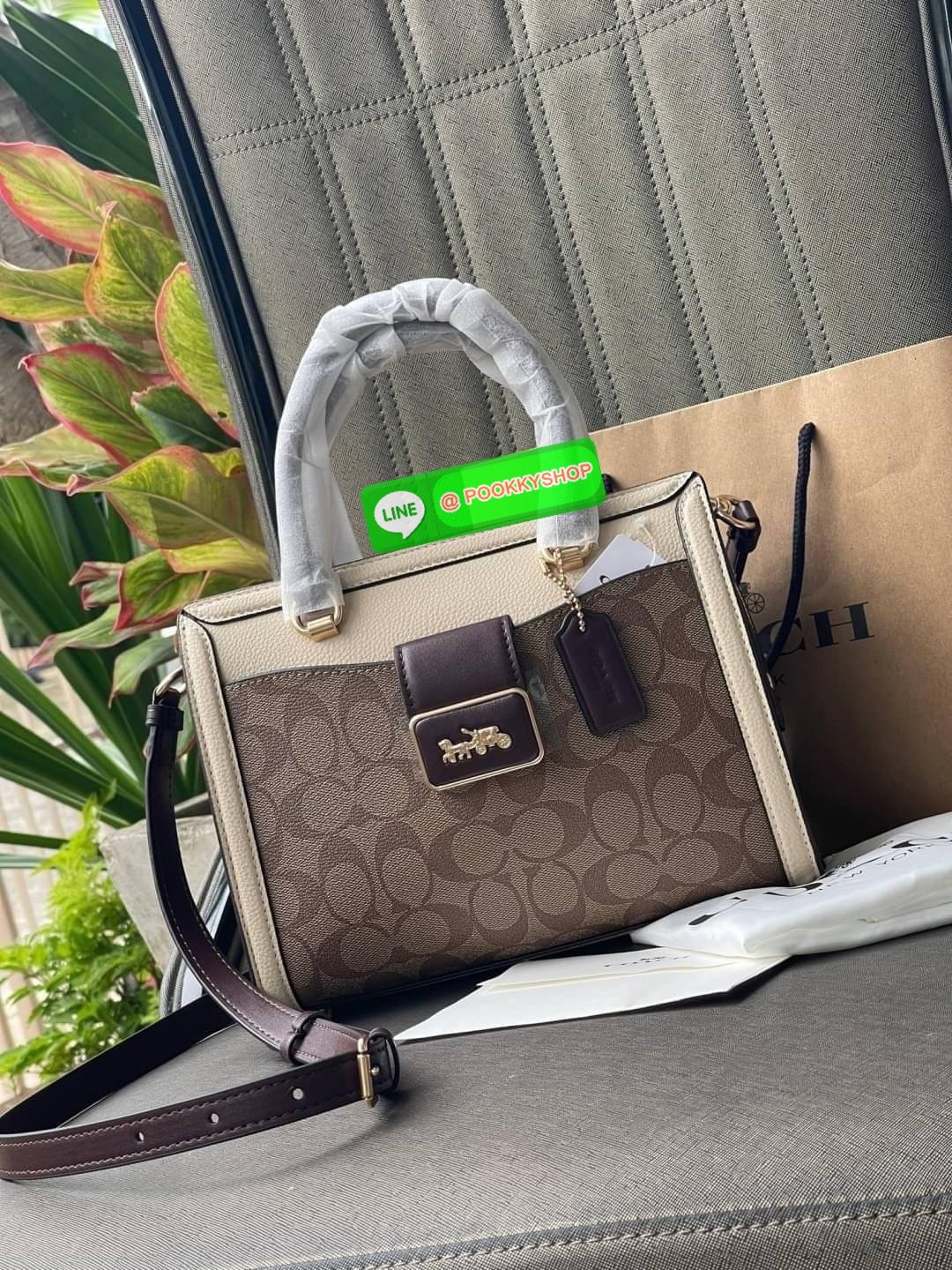 Coach Grace Carryall In Signature Canvas กระเป๋ารูปทรงสี่เหลี่ยมสุดคลาสสิก เป็นกระเป๋าอเนกประสงค์ที่สามารถใช้ได้แทบทุกโอกาส ไม่ว่าจะไปเรียน, ไปทำงาน, ไปเที่ยว หรือแม้แต่ไปชอปปิง ด้วยขนาดที่กำลังดี ไม่ใหญ่เทอะทะ แต่ก็ไม่เล็กจนเกินไป มาพร้อมหูหิ้วทั้งด้านบน