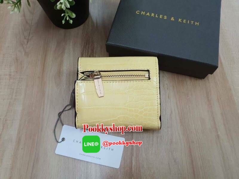 charleskeith Croc effect short wallet กระเป๋าสตางค์ใบสั้นมาด้วยลายหนังจรเข้ ด้านหน้าติดชื่อแบรนด์ รุ่นนี้เป็นแบบ 3 พับ ด้านหลังเป็นช่องใส่เหรียญ สวยสมคำร่ำลือมากๆ เลยจ้า มาครบ 5 สี จัดไปอย่างด่วนเลยจ้า