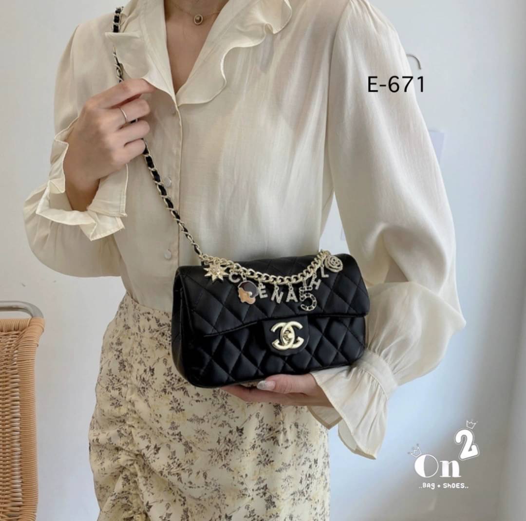 กระเป๋าสะพายชาแนล ทรงคลาสสิคเปิดหน้าอะไหล่สีทอง งานสไตล์แบรนด์ สายสะพายยาวครอสบอดี้ได้ค่ะ พร้อมส่ง 5 สีค่ะ