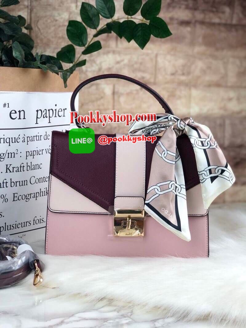 New!! ALDO DETAIL CROSSBODY BAG กระเป๋าถือ/สะพายข้างวางอยู่ทรง แต่งดีเทลเล่นสลับสีที่ตัวฝากระเป๋า พร้อมแต่งผ้าทวิลลี่มาให้ 1 เส้น ด้านหลังมีช่องซิป 1 ช่องเล็ก เปิดปิดแบบหมุนตัวล็อก ด้านในเป็นช่องกว้างจุของ ใส่กระเป๋าเงินใบยาว/iPad mini/iPhone plus ได้สบาย