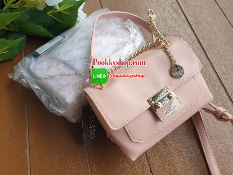 Guess Mini Crossbody Bag กระเป๋าสะพายข้าง Crossbody หนังนิ่มเรียบอยู่ทรง มาพร้อมพวงกุญแจแบรนด์ฝังเพชรสวยหรู ดูแพง พวงกุญแจถอดออกได้ กระเป๋าขนาดกำลังพอดี น่ารัก น่าใช้ค่ะ เปิด-ปิดด้วยกระดุมแป็ก ด้านหน้าติดโลโก้แบรนด์อะไหล่ทอง ภายในโล่ง ซับในผ้าอย่างดี มีช่