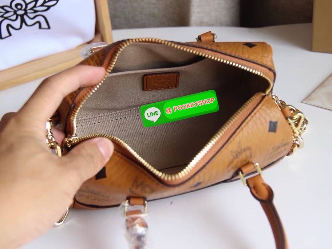 👜 MCM Aren Boston Bag in Visetos 👜 Aren Boston Bag 🧡 กระเป๋าทรงหมอนสุดคลาสสิกที่กลับมาแรงอีกครั้ง 🌿 เล็กพอดีมือ สะพายแล้วดูแพงแบบ Effortless ✨