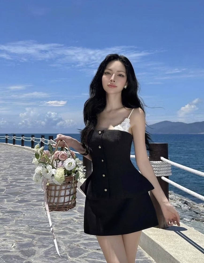 ชุดเซทแฟชั่น เสื้อสวยเก๋ แต่งดอกไม้3Dสีขาว สายสามารถปรับระดับได้