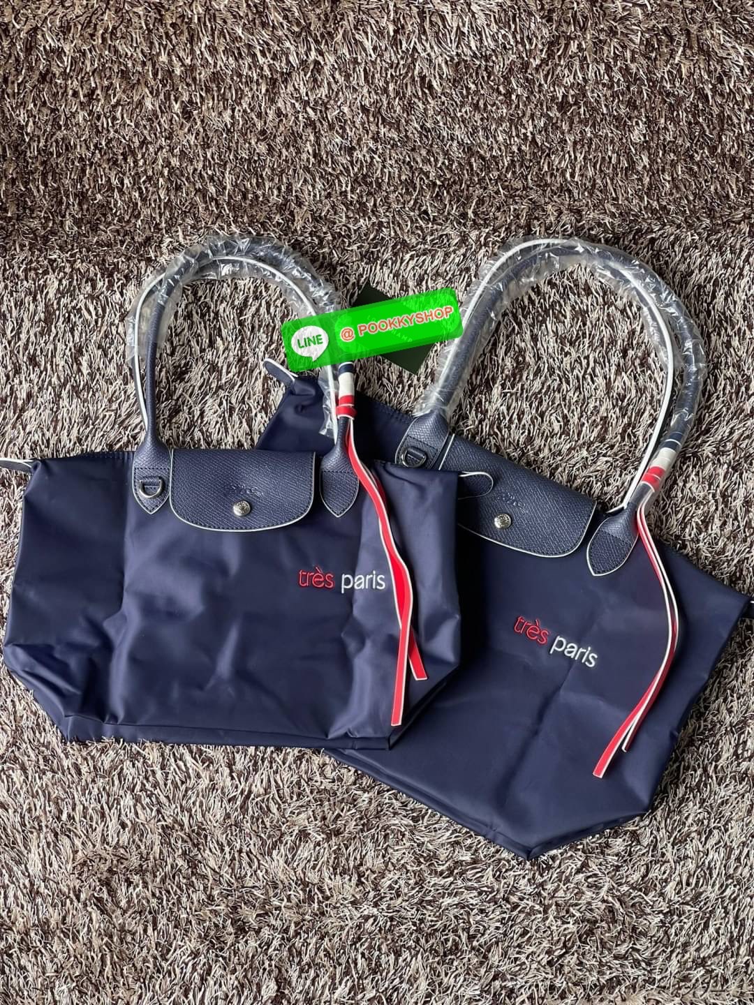 💕LONGCHAMP LE PLIAGE TRES PARIS SHOULDER BAG กระเป๋าโท้ทใบนี้ดึงดูดใจคุณด้วยรูปทรงมินิมอลและปริมาตรที่เพียงพอซึ่งสามารถเก็บเอกสารหรือแล็ปท็อปทั้งหมดของคุณได้อย่างง่ายดาย สายคล้องไหล่มีความยาวช่วยให้คุณสะพายได้อย่างสบาย ขณะที่การปิดด้วยซิปช่วยให้มั