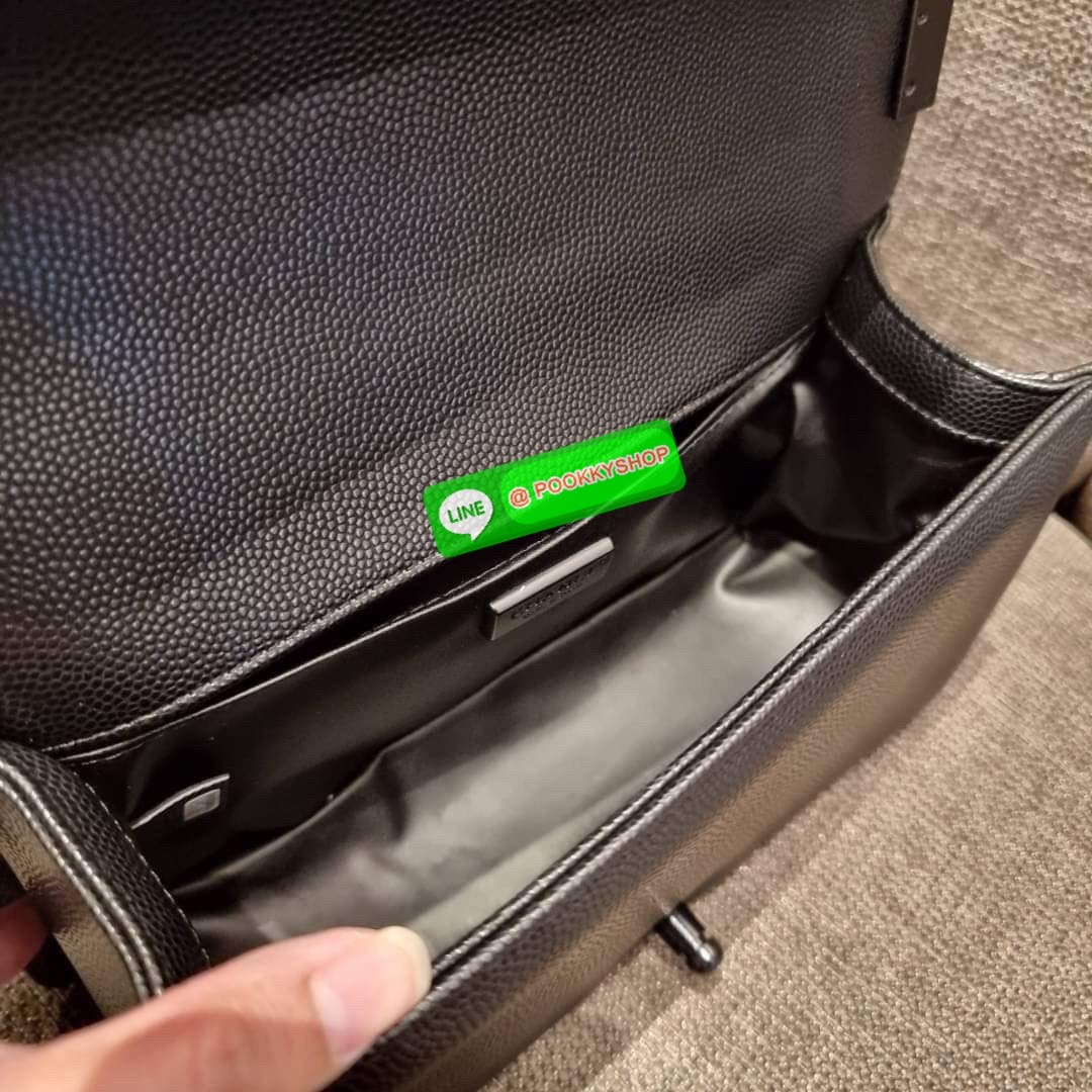 Chanel รุ่นสุดฮอต ดีไซน์อะไหล่ดำ เรียบหรูมากๆ!! วัสดุหนังลายคาร์เวีย ทรงคลาสสิคที่สาวๆห้ามพลาด!! ในราคาสุดจะคุ้มจากเคาน์เตอร์ dutyfree เปิด-ปิดกระเป๋าด้วยตัวล็อค ภายในโล่งกว้าง ไซส์ใหญ่ใส่ของได้เยอะ มีช่องแยกในกระเป๋า มาพร้อมสายสะพายโซ่สลับหนังรองบ่า (ถอด