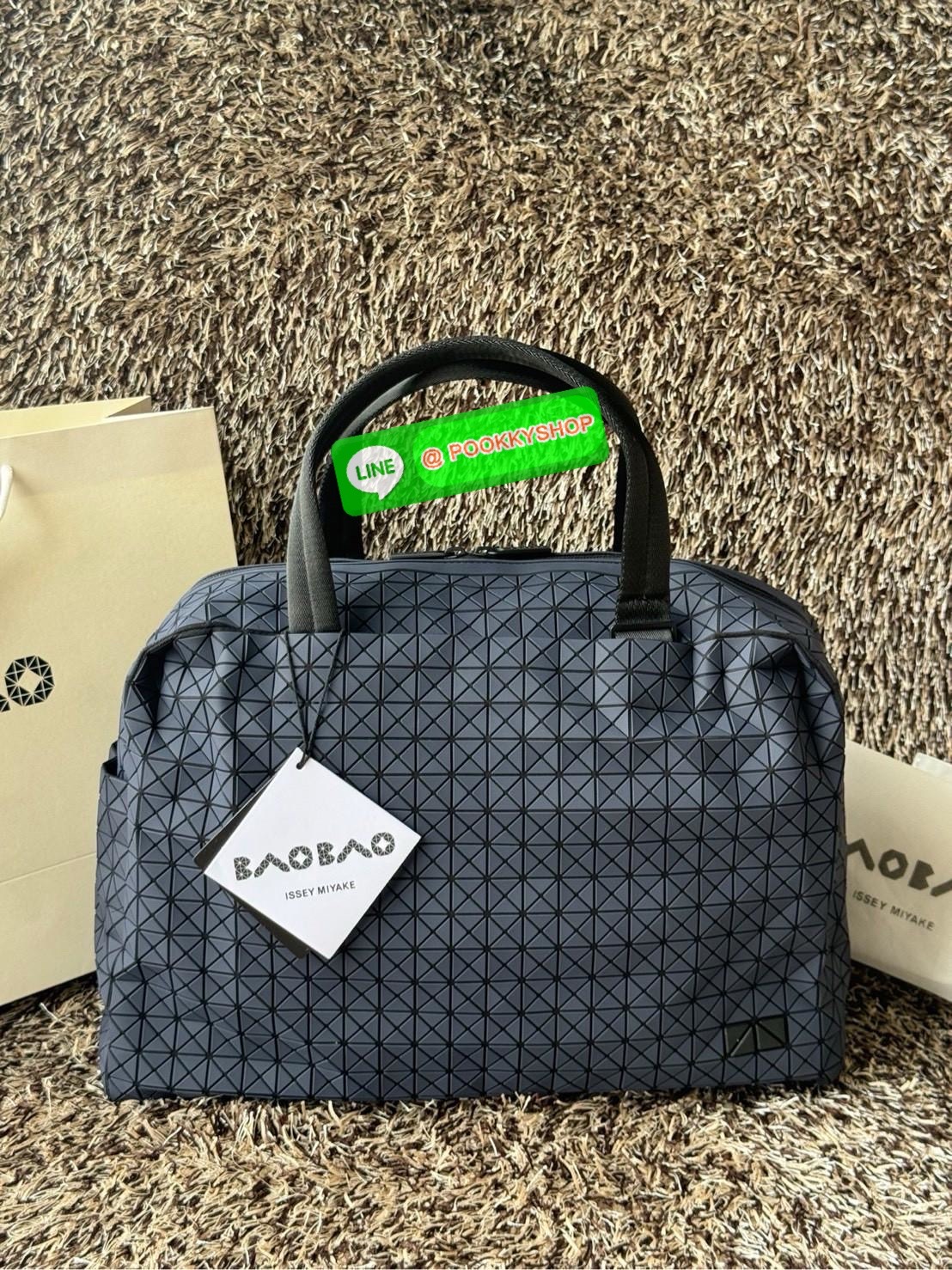 Baobao issey miyake cargo tote matte กระเป๋า CARGO สไตล์บอสตัน มีหูจับแบบบุหนา มีฐานกว้างใส่ได้เยอะ สาทารถใส่สัมภาระที่จำเป็นในการเดินทาง หรือมีพื้นที่จัดเก็บสิ่งของที่เราต้องใช้ในการทำงานด้วย เช่น โน้ตบุ๊ก สมุดจดบันทึก แฟ้มเอกสารต่าง ๆ ดีไซน์หรูดูสุภาพเร
