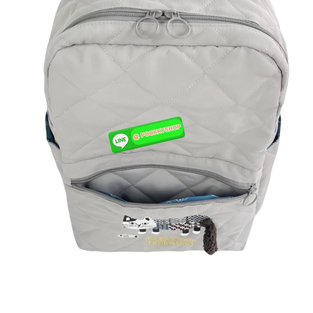 “ New Collection” 2025 Backpack Polyester Cat กระเป๋าควิลท์ใบนี้มีน้ำหนักเบา ใช้งานได้จริง และกันน้ำและคราบสกปรก โดดเด่นด้วยลายปักอันประณีตอันเป็นเอกลักษณ์ของ Matilda บนผ้าควิลท์เนื้อนุ่ม กระเป๋าใบนี้มาพร้อมเทปโลโก้และหูหิ้วพาราคอร์ดเพื่อรูปลักษณ์ที่โดดเด