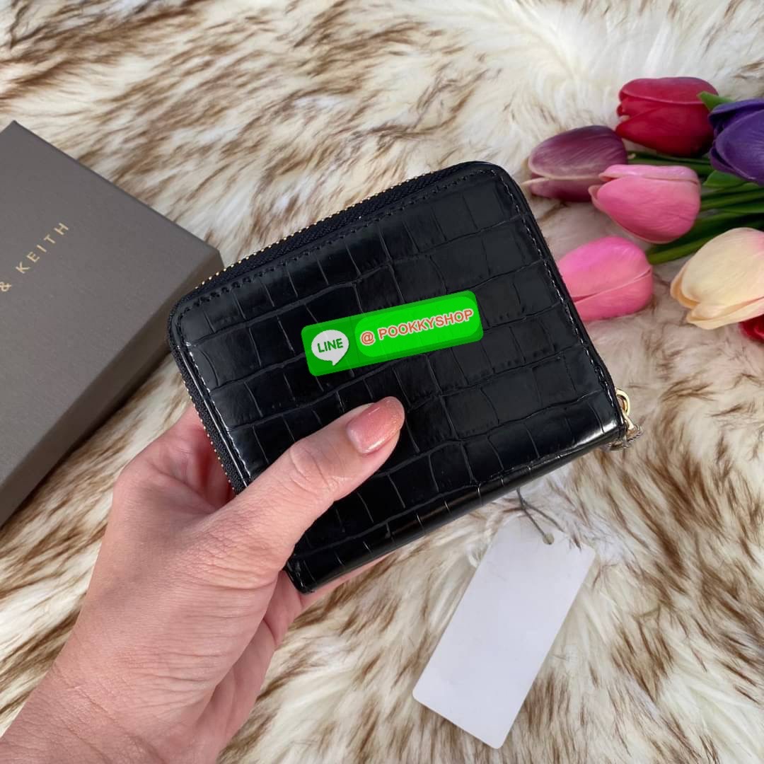 CHARLES & KEITH COMPACT WALLET กระเป๋าตังใบสั้นฟังก์ชันครบ!! ด้านหน้ามีโลโก้แบรนด์ มีช่องซิปใส่เหรียญ เปิดปิดแบบกระดุม ด้านในมีช่องใส่การ์ด 16 ช่อง มีช่องใส่ธนบัตรตามยาว ไม่ต้องพับแบงค์ค่า คุ้มมากๆเลยใบนี้
