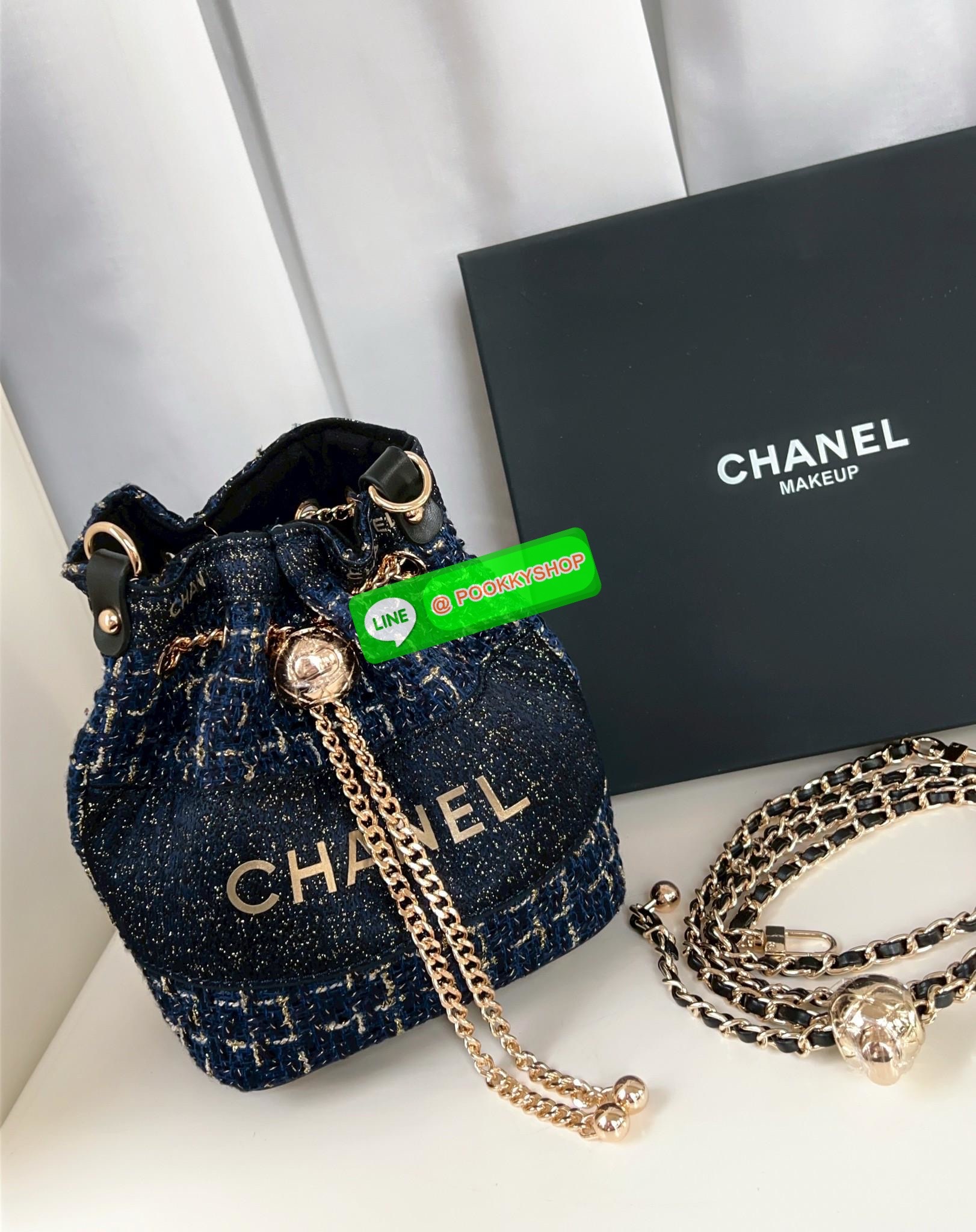 NEW NEW NEW **สินค้าเข้าใหม่** รุ่นนี้บอกเลยว่าสวยทุกอนุ หิ้วไปไหนมาไหนคือเริ่ดไปเลยค่าา CHANEL BUCKET TWEED WITH CHAIN BAG ((Premium gift make up ตปท.)) มีป้ายNot for sale 🔖พร้อมส่งค่าสาวๆ รอบนี้ได้มาไม่เยอะ! กับกระเป๋าขนาดกลางกำลังดี วัสดุผ้าTwe