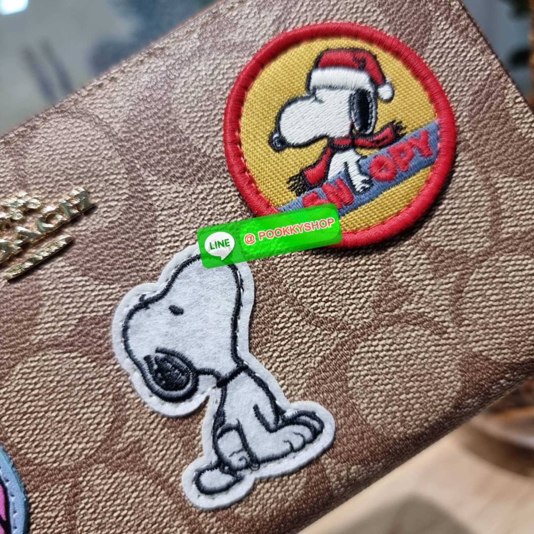 COACH CF218 COACH × PEANUTS LONG ZIP AROUND WALLET IN SIGNATURE CANVAS WITH PATCHES ใหม่ล่าสุด กับกระเป๋าสตางค์ใบยาวกึ่งคล้องมือ สวยดูแพง ดีไซน์ตกแต่งแพทช์เหล่าการ์ตูนยอดฮิต คลาสสิคไม่มีเอาท์ คมชัดมีเลเยอร์ วัสดุหนังแคนวาสเคลือบผิว ดูแลรักษาง่าย มาพร้อมสา