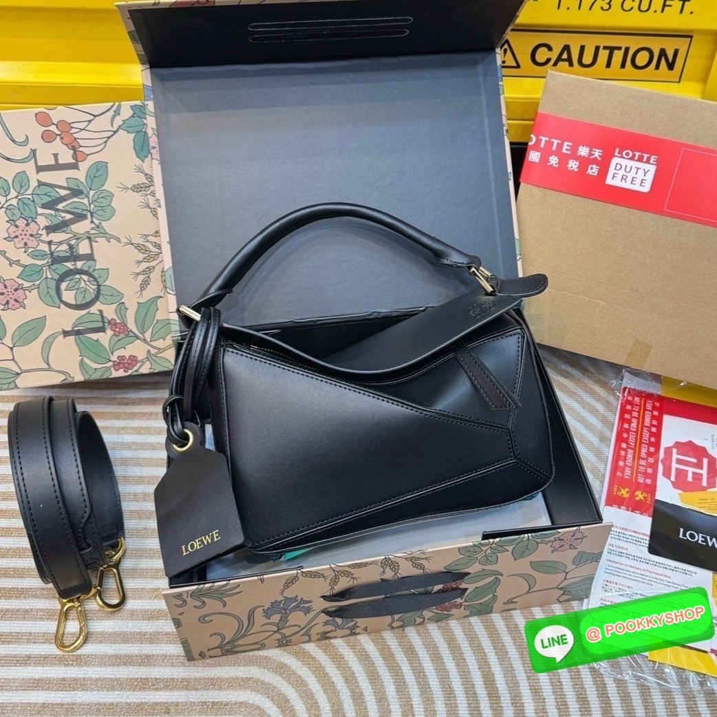 Loewe Puzzle bag กระเป๋าสะพายข้างทรงกล่อง สุดยอดแบรนด์ที่ดีไซน์เป็นเอกลักษณ์ โดดเด่น สวยหรู สไตล์พัซเซิลคลาสสิค เปิดใช้งานด้วยซิป ที่ภายในโล่ง ใส่ของสำคัญจุกจิกได้ มาพร้อมสายสะพาย และหูหิ้วในตัว ที่สลับเปลี่ยนใช้งานให้เหมาะได้ในแต่ละวัน สาวๆห้ามพลาดใบนี้เ