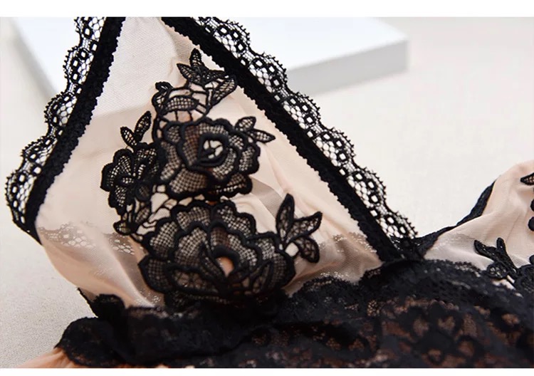 ชุดนอน เดรสซีทรู สีพีชอ่อน แต่งลูกไม้ปักสีดำ งานสวย เนื้อผ้าทิ้งตัว หรูมากคะ