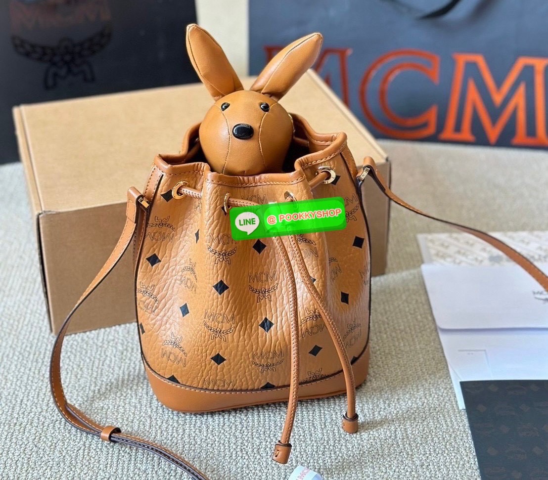 👜 MCM Park Rabbit Drawstring Bag in Visetos 👜 🐰 • กระเป๋าทรงถังรุ่นลิมิเต็ดสุดน่ารัก Park Rabbit Drawstring Bag จากคอลเลกชัน MCM Zoo 🐰 • วัสดุ Visetos Coated Canvas ลายโมโนแกรมเอกลักษณ์ของแบรนด์