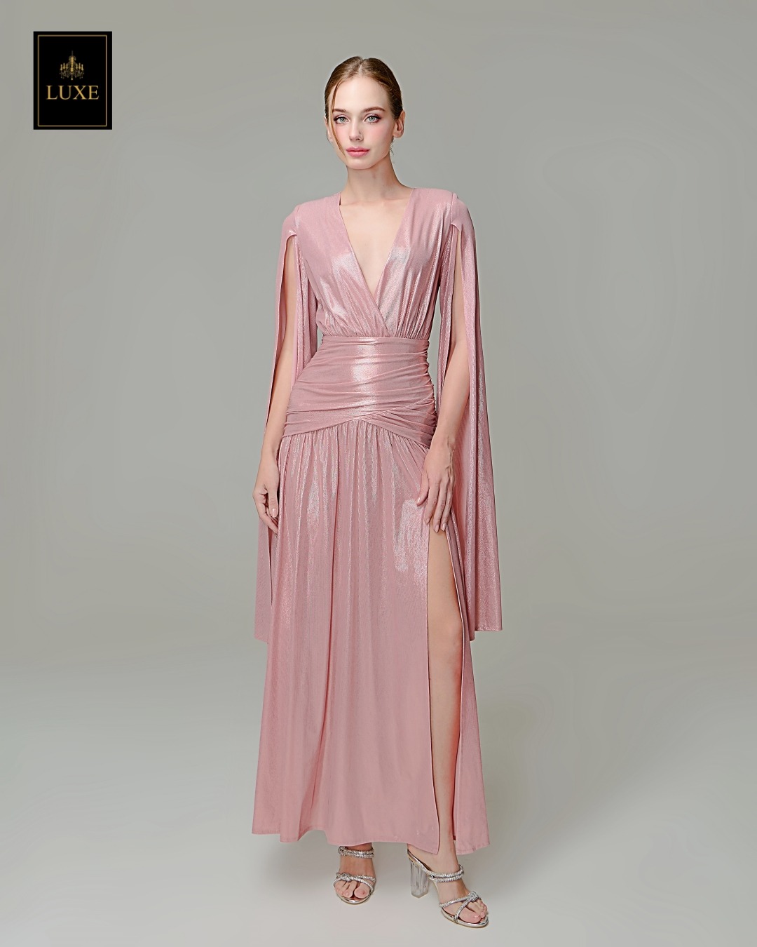 เดรสแฟชั่น แม็กซี่เดรสเสื้อคอวีป้าย แขนยาวเป็นผ้าคลุมในตัว กระโปรงเข้ารูปตรงสะโพก ผ่าหน้าขา ชายกระโปรงบาน