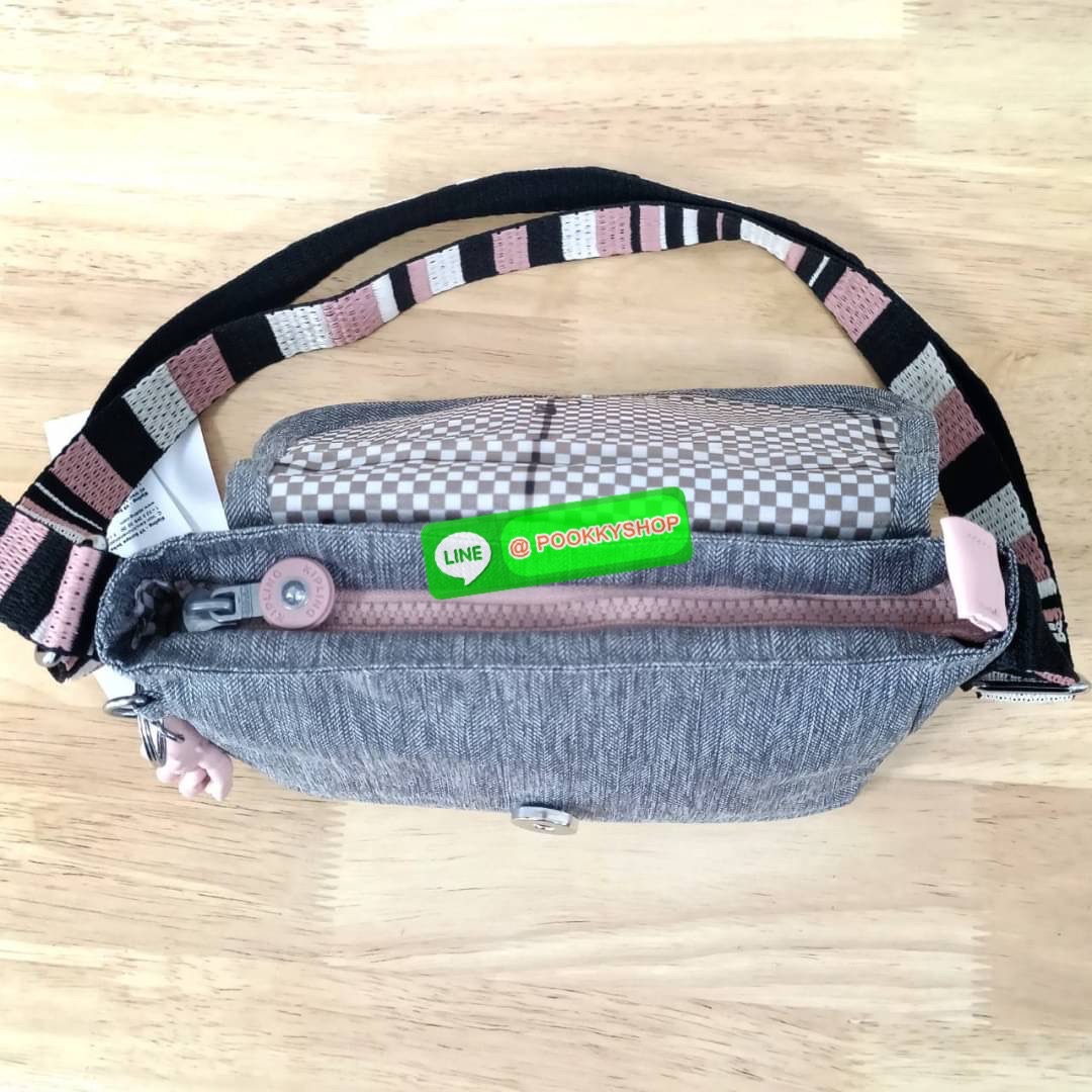 KIPLING SABIAN CROSSBODY MINI BAG กระเป๋าสะพายข้าง วัสดุ Nylon & Polyester 100% ขนาดเล็กกำลังน่ารัก เปิด-ปิดด้วยฝาปิดกระดุมแม่เหล็กและซิปแบรนด์ ด้านในมีแท็กแบรนด์