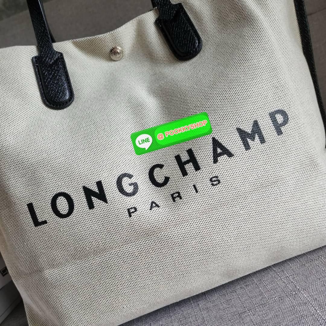 LONGCHAMP ESSENTIAL TOILE SHOULDER BAG L ECRU กระเป๋าสะพายไหล่ ใบใหญ่ สาวสายแบกไม่ควรพลาด ใส่เอกสาร แล็บท๊อป แฟ้มงานหรืออื่นๆใบเดียวจบคะ กระเป๋ามีความยืดหยุ่นและน้ำหนักเบา ปิดด้วยระบบสแน็ปอิน Longchamp ได้ปรับปรุงไลน์ผลิตภัณฑ์ ROSEAU อันเป็นสัญลักษณ์ใหม่ท
