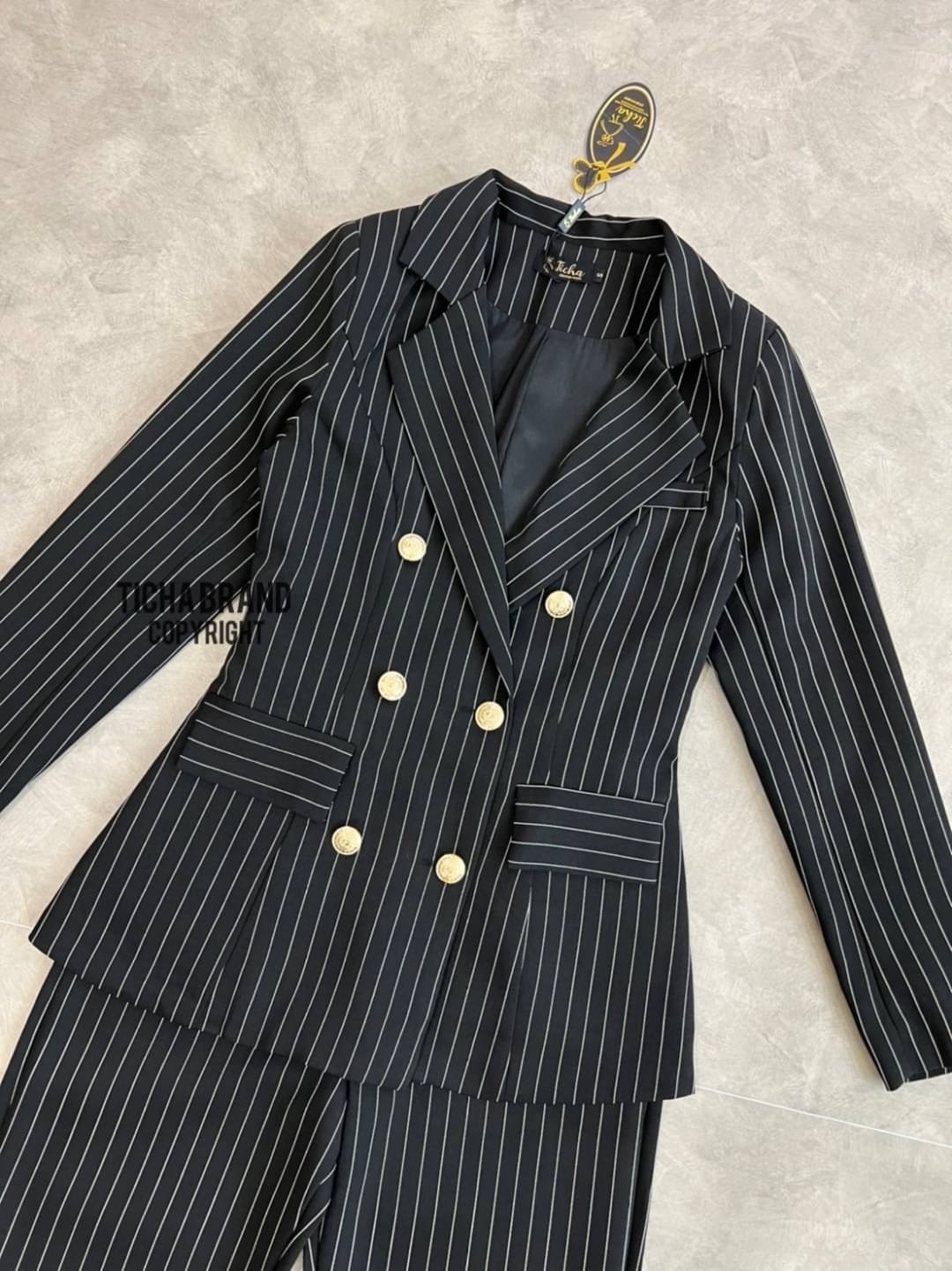 เซตสูทคอปกแขนยาว+กางเกงขายาว มีกระดุมหน้า 2 แถว มีกระเป๋า ทรงพอดีตัว เนื้อผ้าดีมากกกก ใส่สบาย ใส่สวยดูดีเหมือนเซเลปเลยค่ะ ใครกำลังมองหาเซตสูทสวยๆ ใส่ออกงาน ใส่ทำงาน ใส่แล้วดูดี ใส่ได้หลายโอกาส แนะนำเลยค่ะ ราคาเป็นกันเองจัดด่วนๆ สั่งช้าอดสวยยยยยของหมดไวนะค