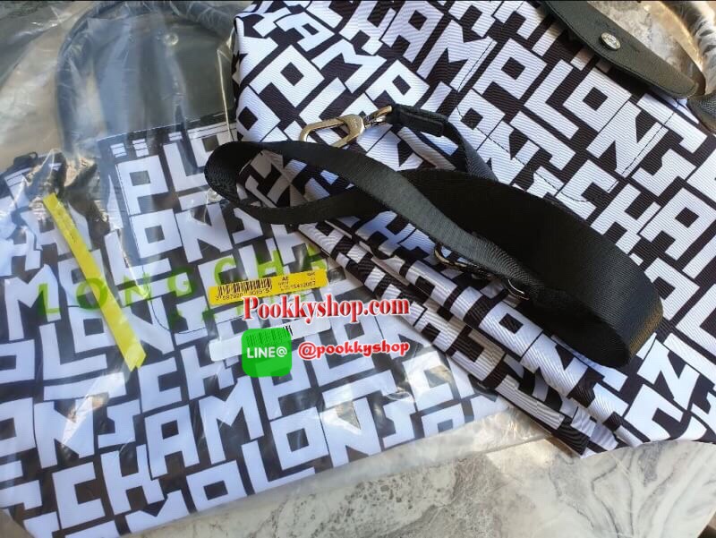 LE PLIAGE LGP TOP HANDLE BAG M รายละเอียด • วัสดุ: ผ้าใบ • อะไหล่: นิกเกิล • ตัวกระเป๋า: ผ้าใบโพลีอะไมด์เคลือบด้านใน • ตกแต่ง: หนังวัว รายละเอียดภายนอก • การปิด: ซิปและกระดุมสแน๊ป • สายสะพาย: ถอดออกได้ • ช่อง: 1 รายละเอียดภายใน • ช่องใส่ของ: 1 • จุของได้เ