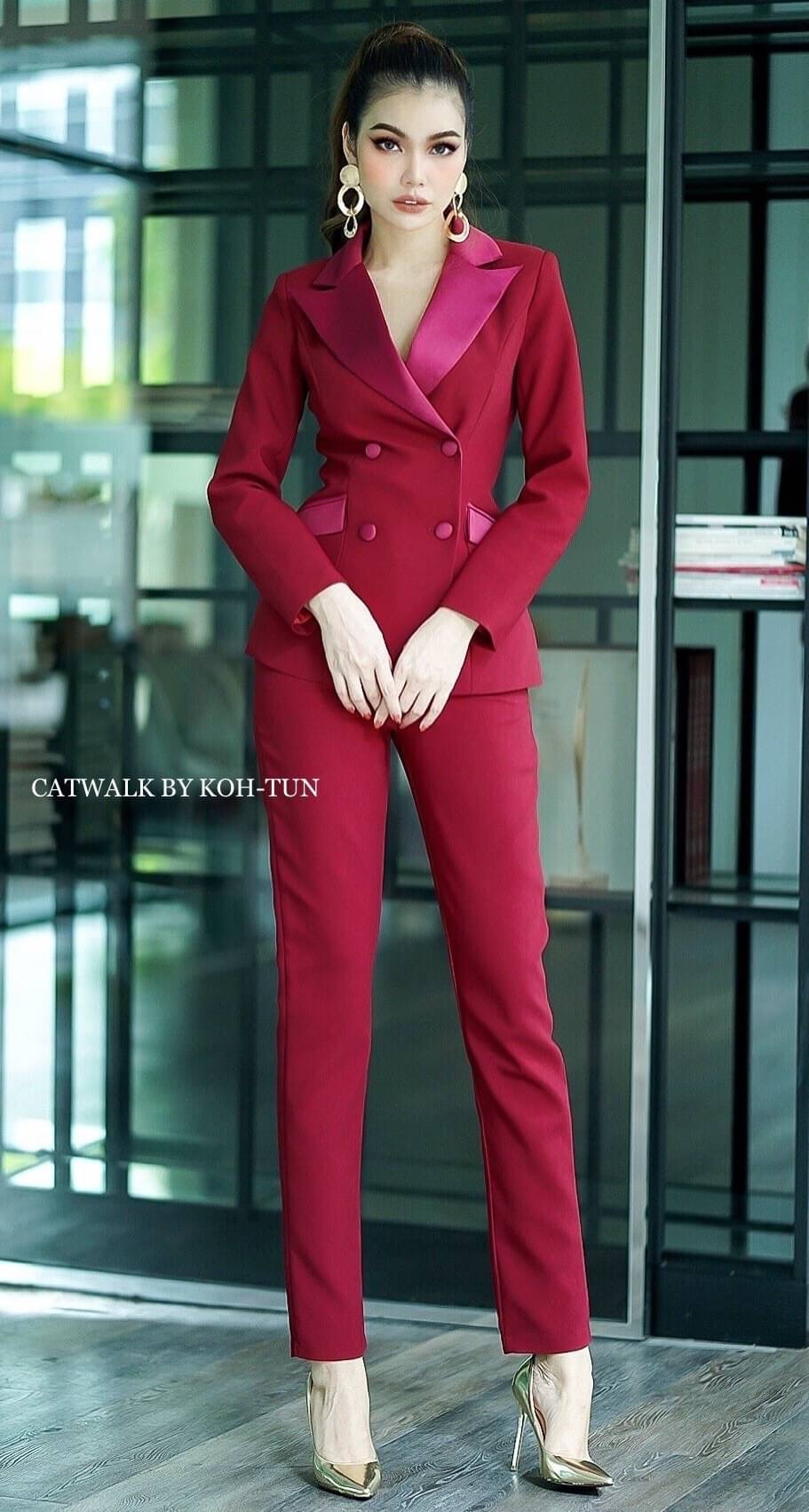 เรียบหรู ดูเท่ห์แบบมีสไตล์มากกับเซตBLAZERแต่งปกเลื่อม+กางเกงขายาวทรงสวย เนื้อผ้าเกรดเอ ตัวBLAZER เป็นทรงเข้ารูปสวย เพิ่มความหรูด้วยการแต่งปกและฝากระเป๋าด้วยผ้าเครปกึ่งเงาสีโทนเดียวกับตัวชุด ด้านหน้าแต่งกระดุมปั้ม 4 จุด มาคู่กับกางเกงขายาวทรงขากระบอกเล็ก ท