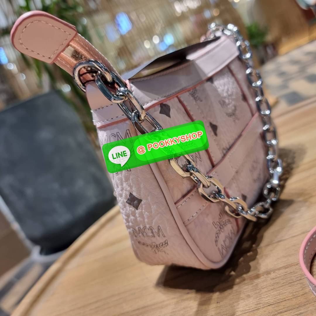 MCM MINI DELMY SHOULDER BAG จัดหนักจัดเต็ม!! ที่สุดของรุ่นที่ฮอตหนักมาก คอลเลคชั่นที่ยอดขายดีตั้งแต่วันแรกที่ลง shop ด้วยรูปทรงที่กะทัดรัด ตอบโจทย์ได้ทุกลุค ทุกไลฟ์สไตล์ ใช้งานได้ง่ายคล่องตัว กระเป๋าสะพายทรงพอช ที่มาพร้อมสายโซ่คล้องด้านหน้า และสายหนังครอส