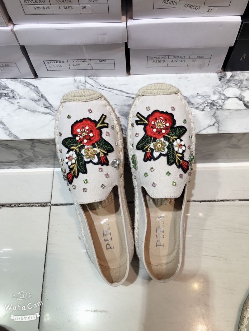 พร้อมส่งเลยจ้า slip on shoes งานสวยๆพร้อมเสิร์ฟจ้า ตัวนี้ห้ามพลาด ร้องเท้าslip on งานปัก(ดอกไม้)))ดอกไม้ ปักเพชร งานสวย แม่ค้าคอนเฟริม ห้ามพลาดเลยจ้าตัวนี้แนะนำ อย่าช้ารีบเลย