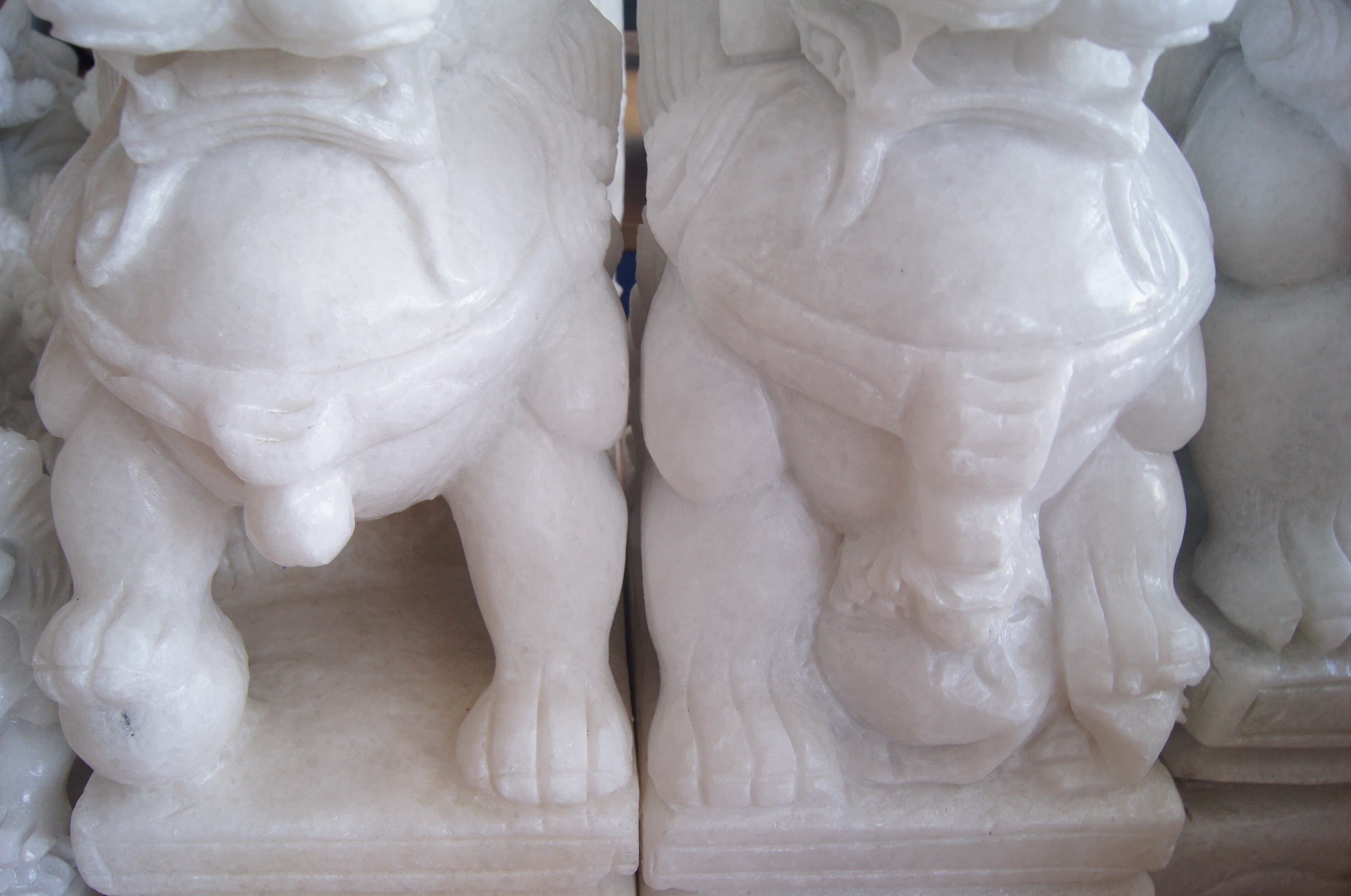 สิงโตปักกิ่งแกะสลักจากหินอ่อน ขนาดสูง 30 เซนติเมตร