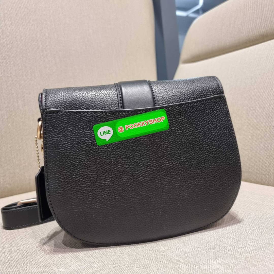 COACH C3593 GEORGIE SADDLE BAG IN COLORBLOCK SIGNATURE CANVAS WITH RIVETS ยกระดับความหรูให้กับตัวเองกันหน่อย ด้วยกระเป๋ารุ่นนี้!! ครอสบอดี้ที่ดีไซน์หรู อัพเลเวล ในราคาที่จับต้องได้ วัสดุหนังแคนวาสเคลือบสลับหนังเรียบ พิเศษไปอีกตกแต่งขอบด้วยหมุด เพิ่มดีเทลก