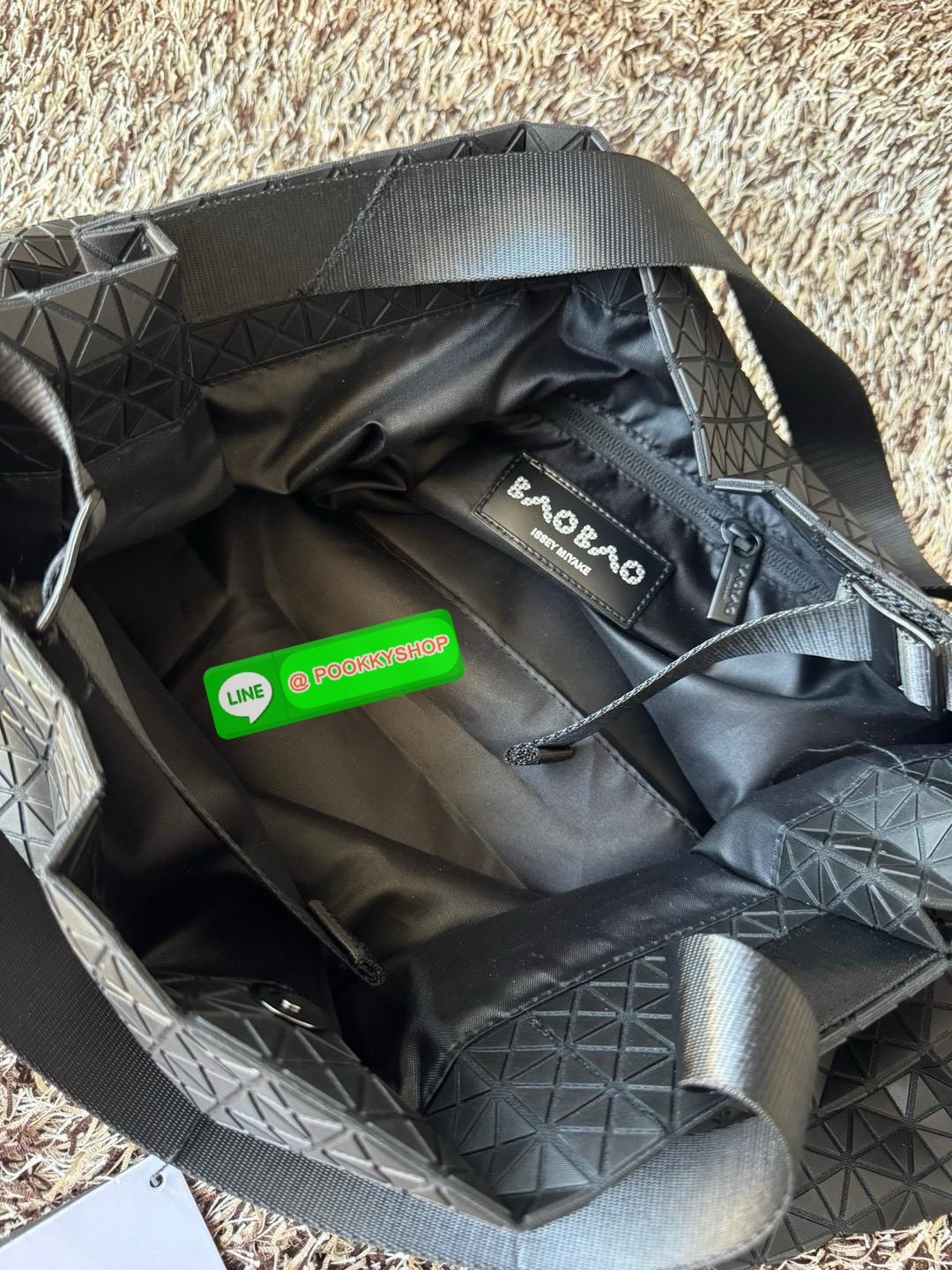 Baobao Issey Miyake Cart geometric L tote bag รูปทรงที่สร้างขึ้นโดยบังเอิญ' เสื้อผ้าที่มีโครงสร้างและได้รับการออกแบบทางวิศวกรรมอันเป็นเอกลักษณ์ของแบรนด์ ส่งต่อไปยังเครื่องประดับที่น่าประทับใจและไร้กาลเวลาเหล่านี้ กระเป๋าโท้ต Cart ประดิษฐ์ขึ้นจากการตั