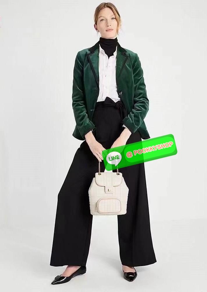 KATE SPADE NEW YORK Evelyn Small Quilted Leather Backpack กระเป๋าเป้สะพายหลังไซต์เล็กสุดคิ้ว หนังนิ่มสุดๆเย็บลวดลายตารางทั้งใบ ด้านหน้าตกแต่งต้วยชื่อแบรนด์ มีช่องเล็ก 1 ช่อง เปิด-ปิดกระเป๋าด้วยตัวล็อค ด้านในตัวกระเป๋าโล่งกว้าง จุของได้เยอะ และมีช่องซิปใส่