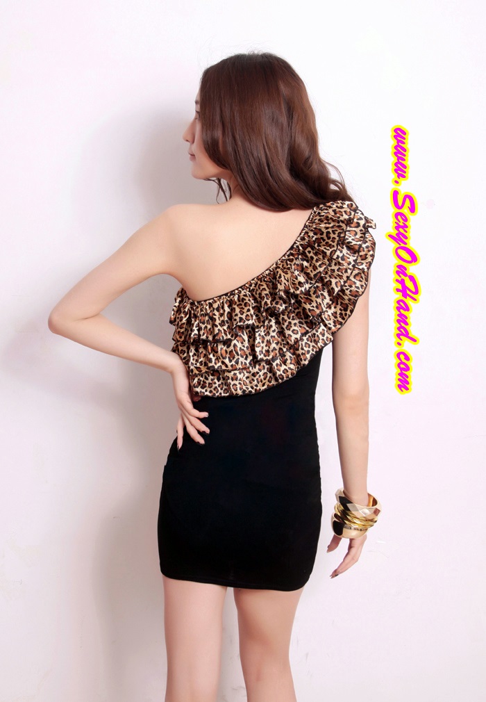 ชุดปาร์ตี้ เดรสเที่ยว เดรสสั้น เข้ารูปสีดำ แต่งบ่าเฉียง เล่นลายเสือ เนื้อผ้ายืดซัพพอร์ตอย่างดีคะ +G-string