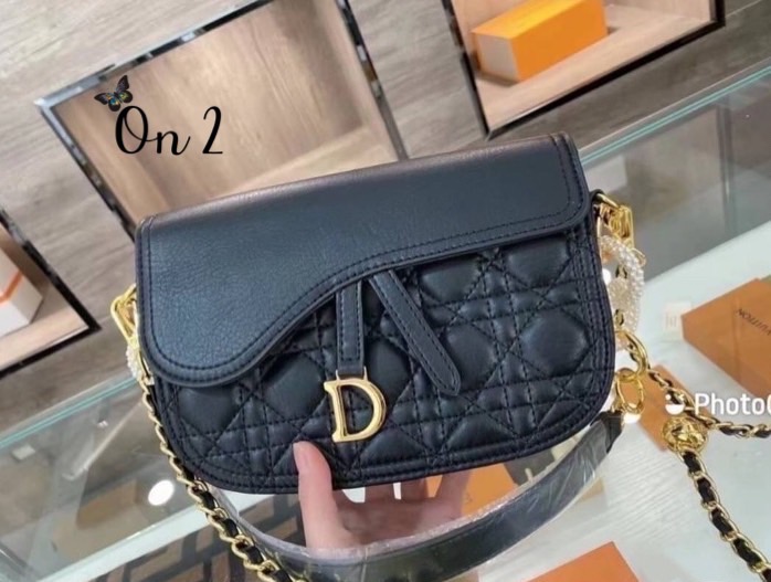 Dior bag กระเป๋าสะพาย Dior หนังนิ่มสวย แต่งอะไหล่สีทองสวยมากค่ะ ปั๊มทุกจุด มาพร้อมสายสะพาย2 สาย สะพายแบบ cross body หรือสะพายข้างได้ค่ะ