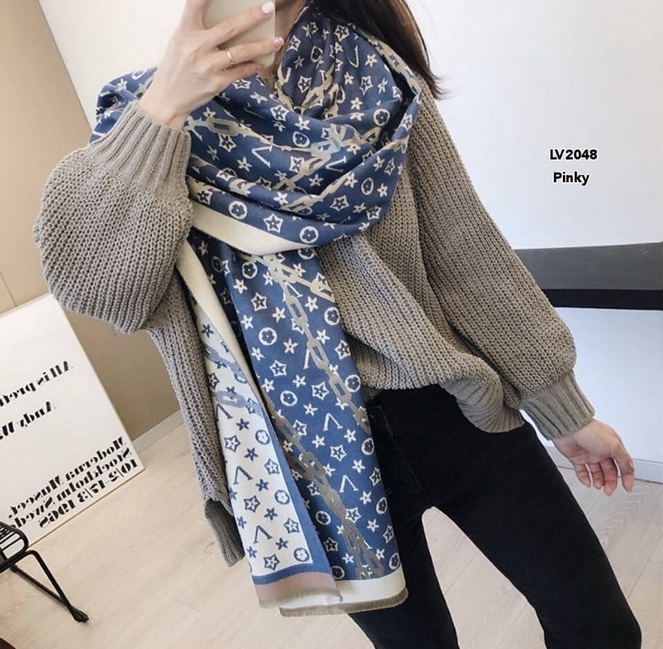 พร้อมส่ง LV2048 ผ้าคลุมไหล่ LV2048 งานนำเข้าแบรนด์LV รุ่นนี้เป็นผ้ามันวาว เด่นมาก ไฮโซตามแบรนด์เค้าเลย ผ้าไม่หนามาก อุ่นเหมือนผ้าห่ม เป็น accessories ได้ทั้งหน้าร้อน และหน้าหนาว