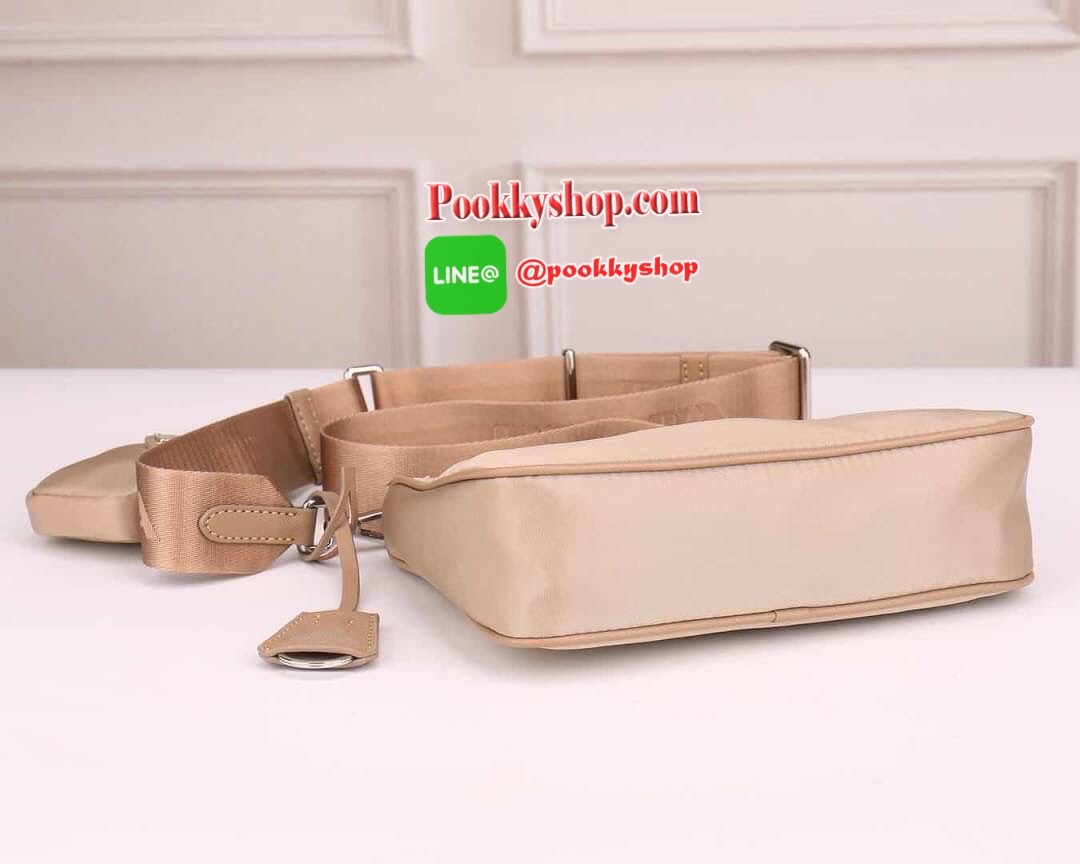 PRADA nylon mini รุ่นใหม่ มาแรง!!! ไอเท็มยอดฮิต วัสดnylon กันน้ำ มีสาย2แบบ สายยาวปรับระดับได้ฟรีไซด์และสายโซ่คล้องแขน มีป้ายแท็คหนัง อย่างดี และกระเป๋าใส่เหรียญน่ารักๆ อะไหลเงินปั้มแบรนด์แท้ทุกจุด ทรงสวย ถอดเปลี่ยนสายได้ เปิดปิดด้วยซิป ด้านในมีป้ายโลหะแบร