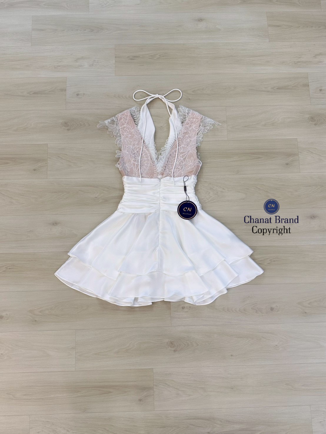 เดรสแฟชั่น มินิเดรสแขนกุดสีขาวผ้าซาตินแต่งผ้าลูกไม้คอวีเว้าลึกทั้งหน้าและหลังดูเซ็กซี่