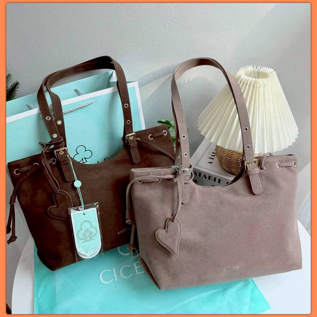 CICELLE Suede Vintage Bag ทรงนี้บอกเลย สายแบก สายแฟชั่น ต้องชอบ นอกจากจะจุของได้เยอะแล้ว ดีเทลยังสวย สะพายกับชุดไหนก็เก๋✨หูรูด สามารถเปลี่ยนทรงเป็นทรงขนมจีบได้