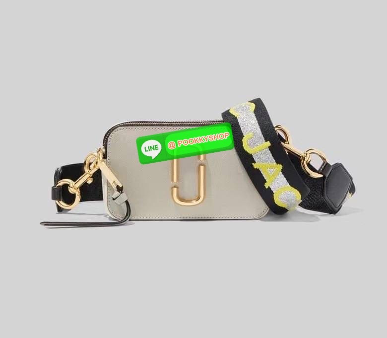 March Jacop Snapshot MJ Cross Body Bag กระเป๋าสะพายข้าง วัสดุหนัง Saffiano ด้านหน้าประดับด้วยโลโก้ J อันเป็นสัญลักษณ์ของแบรนด์ อะไหล่ทองหรูหรา มาพร้อมสายสะพายโลโก้แบบปรับได้ แบ่งเป็น2ช่องซิป ใบนี้คือเรียบหรูแต่ดูดีมาก ไม่ควรพลาดเลยค่า