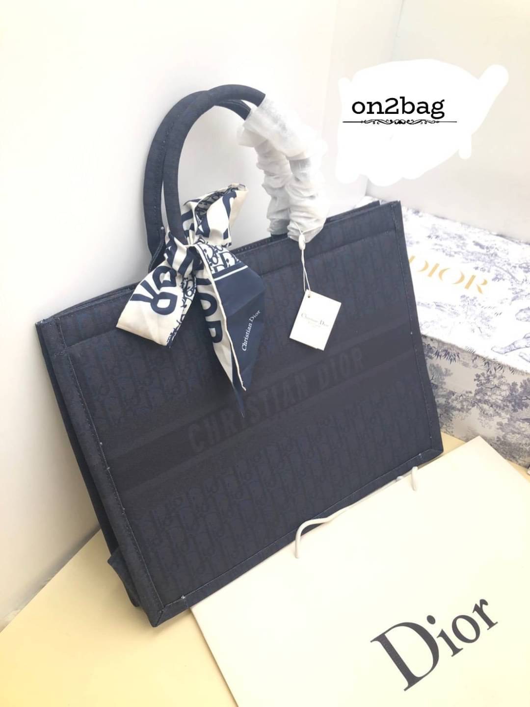 มาแล้วค่ะdior christian สำหรับใครที่รอรุ่นนี้ ขนาดใหญ่ กำลังพอดีใส่ของได้เยอะ ตัวกระเป๋าผลิตจากผ้าทออย่างดีแน่นหนา งานมีซิป ปั๊มแบรนด์ทุกจุด