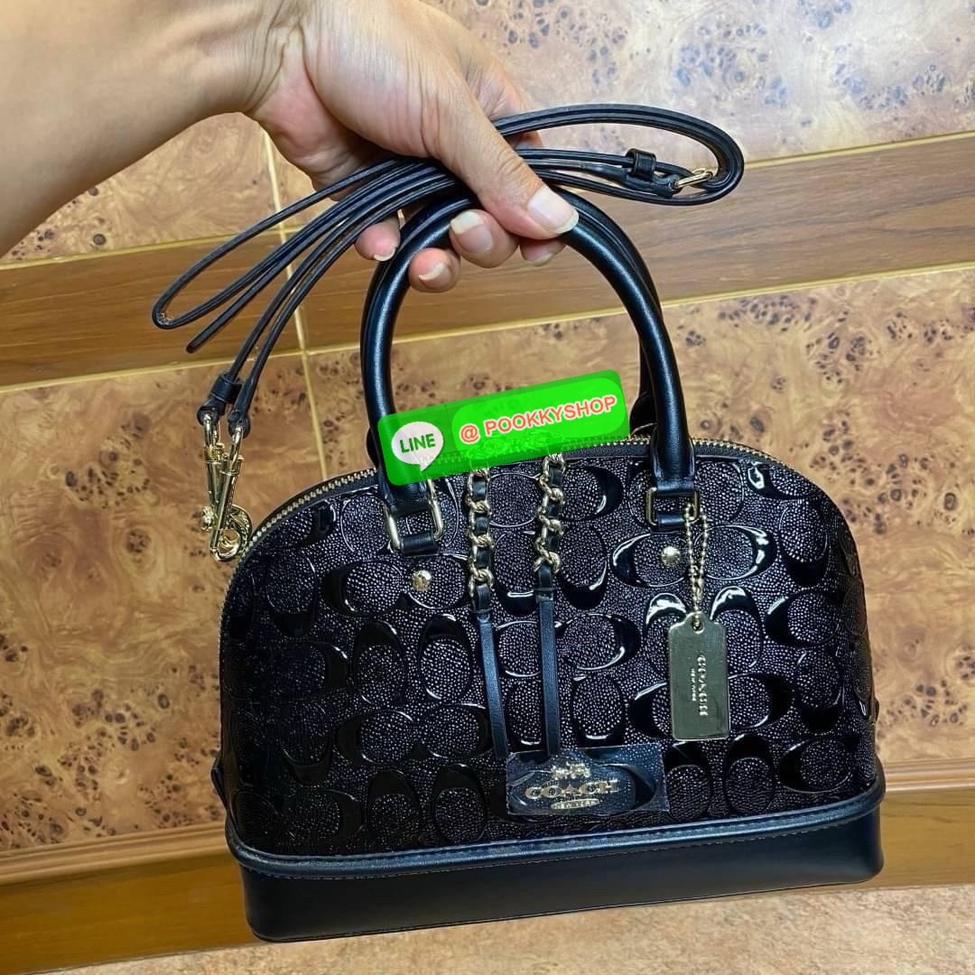 Coach MINI SIERRA SATCHEL IN SIGNATURE DEBOSSED PATENT LEATHER (COACH F55450) หนังกรวดและหนังสิทธิบัตร ด้านในมีซิปและกระเป๋าเอนกประสงค์ ปิดด้วยซิป ซับในด้วยผ้า หูหิ้วพร้อมสายสะพายยาว 3 1/2" สายสะพายถอดได้ขนาด 21 1/2" สำหรับสะพายไหล่หรือสะพายครอส