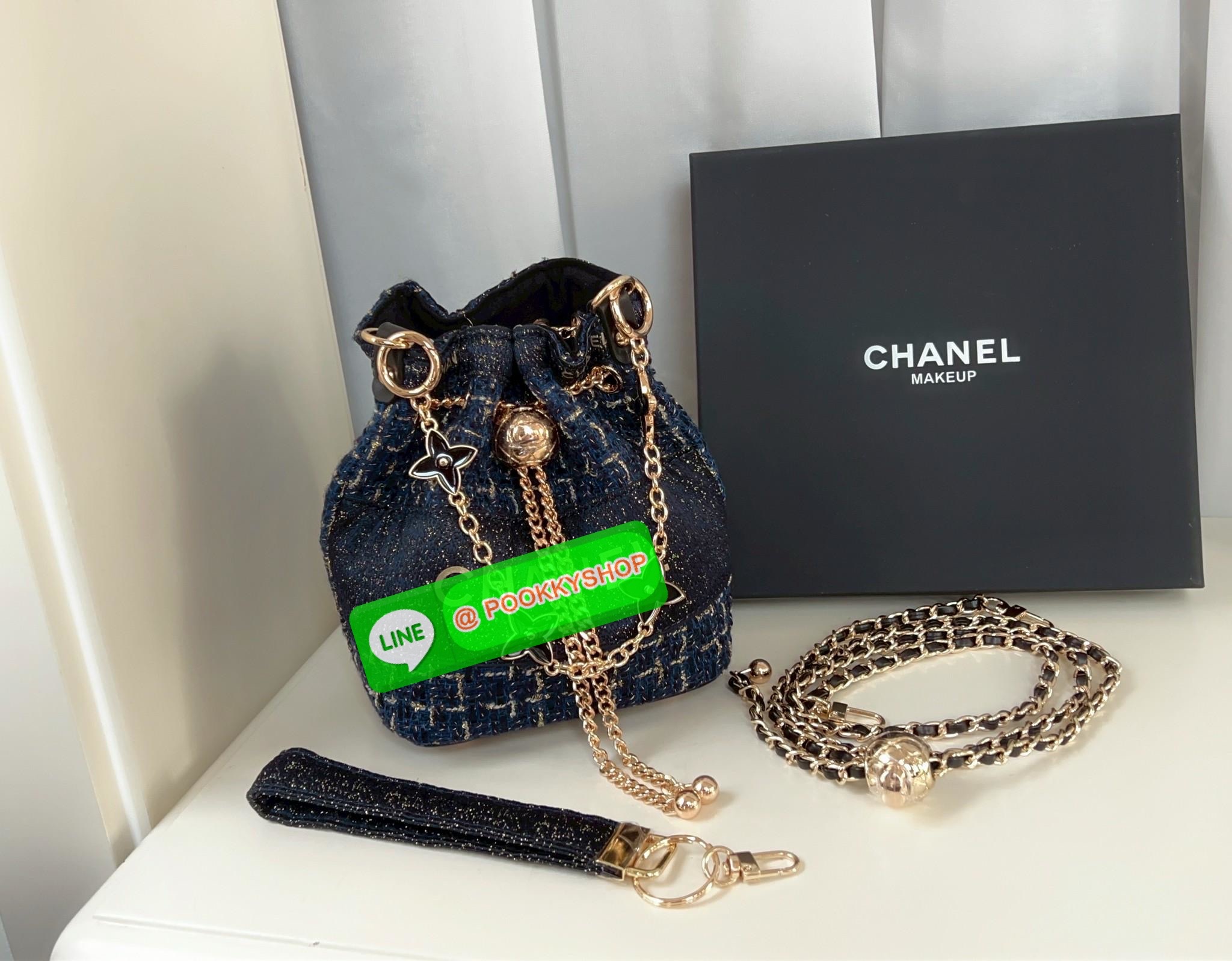 NEW NEW NEW **สินค้าเข้าใหม่** รุ่นนี้บอกเลยว่าสวยทุกอนุ หิ้วไปไหนมาไหนคือเริ่ดไปเลยค่าา CHANEL BUCKET TWEED WITH CHAIN BAG ((Premium gift make up ตปท.)) มีป้ายNot for sale 🔖พร้อมส่งค่าสาวๆ รอบนี้ได้มาไม่เยอะ! กับกระเป๋าขนาดกลางกำลังดี วัสดุผ้าTwe