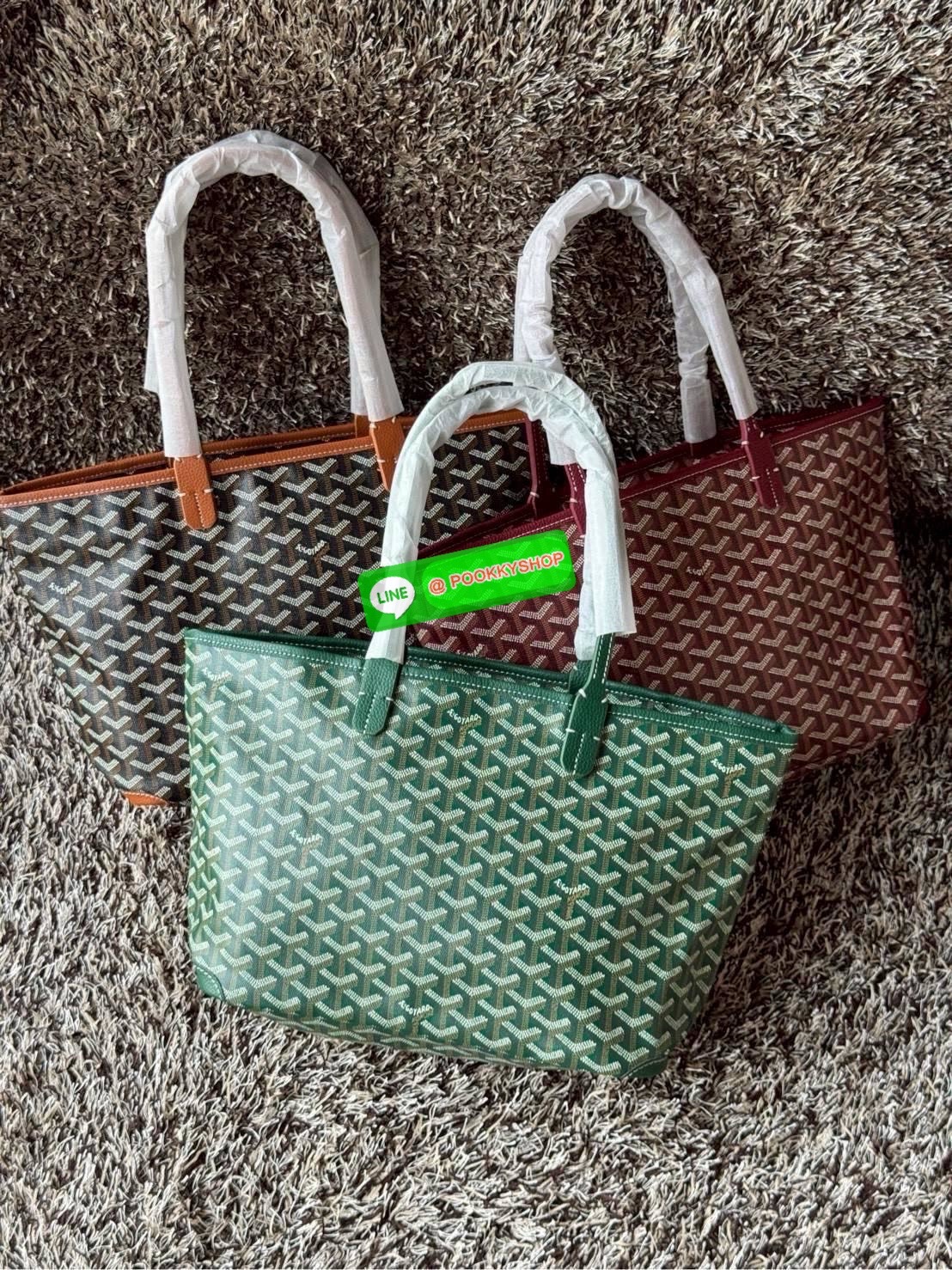 Goyard Artois PM Bag กระเป๋า Artois PM เป็นกระเป๋าที่มีซิปด้านบนเพิ่มคงามปลอดภัย ภายในพื้นที่กว้างเพื่อจัดระเบียบข้าวของของคุณ มันโดดเด่นด้วยฐานด้านล่างทั้งสองมุมเย็บต่อด้วยหนังใช้งานในแบบทางการหรือกึ่งทางการก็ได้