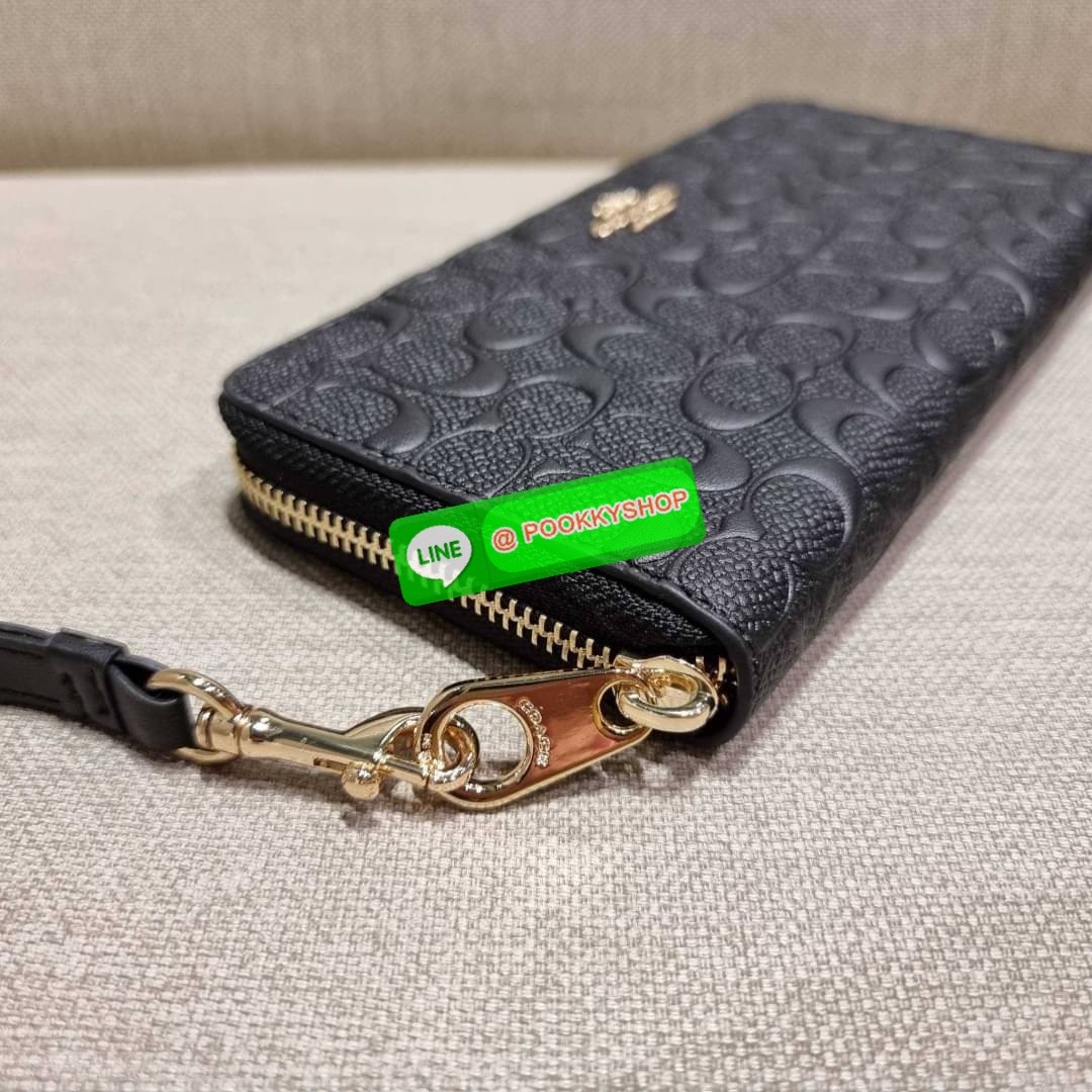 COACH C7360 LONG ZIP AROUND WALLET IN SIGNATURE LEATHER พร้อมเสิร์ฟความเลิศหรู ไม่ต้องรอพรีฯ ใหม่ล่าสุด กระเป๋าสตางค์ใบยาวกึ่งคล้องมือ สีคลาสสิค ขายดี ถือใช้คือขับผิวสุด!! วัสดุหนังแท้ปั๊มลายนูนสวยคม มาพร้อมสายคล้องมือ ถอดออกได้ ภายในใส่บัตรได้เยอะ มีช่อง