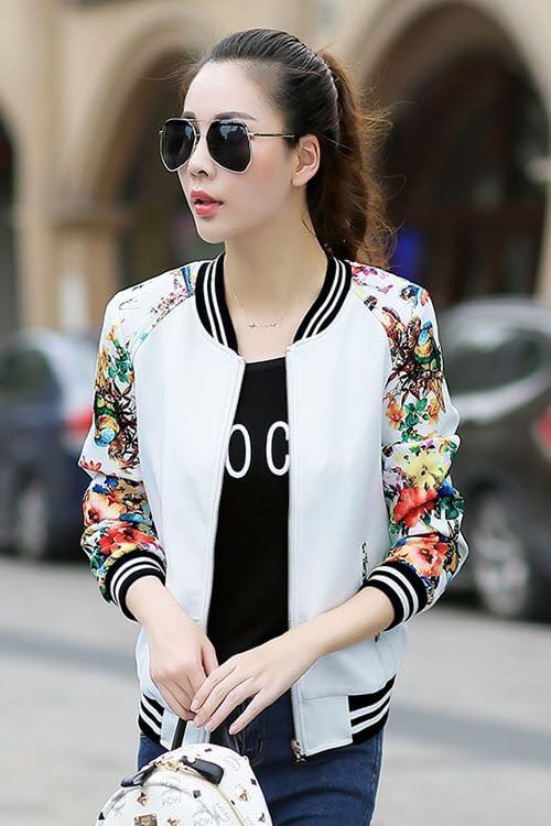 เสื้อผ้าแฟชั่นนำเข้า : เสื้อคลุม พร้อมส่ง เสื้อคุลมแฟชั่น สีขาว ผ้าคอนตอน ลื่นๆใส่สบาย แต่งแขนด้วยลายนกแก้ว แบบซิบรูด แต่งจั๊มปลายแขน และ ชายเสื้อสีดำเก๋ ไม่มีซับใน มีกระเป๋าสองข้างใช้งานได้ เนื้อผ้ายืดหยุ่นได้นิดหน่อยค่ะ
