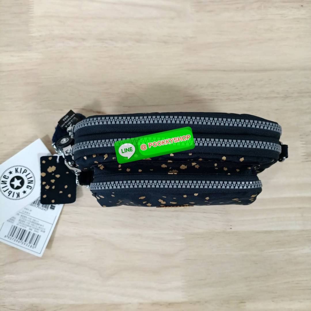 KIPLING Monkey program Seoul up clutch & sling bag รุ่น 2 ซิป (ขนาด 7 นิ้ว) กระเป๋าคล้องมือ หรือ สะพายข้าง ขนาดเล็ก วัสดุ Nylon & Polyester 100% ใช้งานได้ 2 รูปแบบ มีสายสลับเปลี่ยนได้ทั้งแบบคล้องมือ และ สะพายข้าง ตามโอกาสการใช้งาน